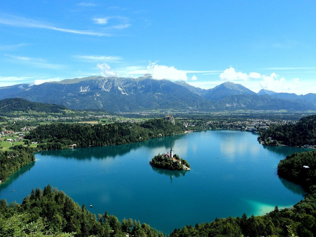 Der Bleder See mit seiner Inselkirche vom Berg aus gesehen