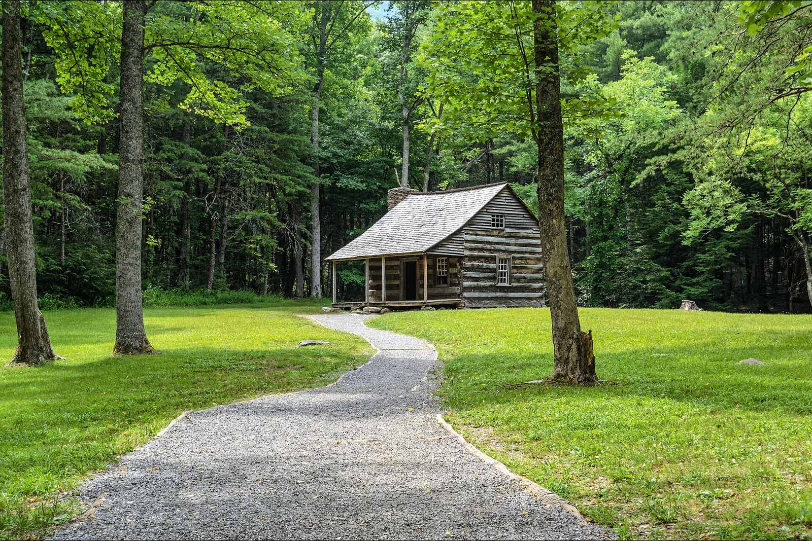 Kleine Blockhütte am Ende eines Kieswegs in Cades Cove, Great Smoky Mountains, Tennessee