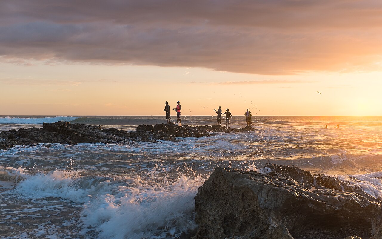 Fischer bei Sonnenuntergang am Strand von Santa Teresa, Costa Rica